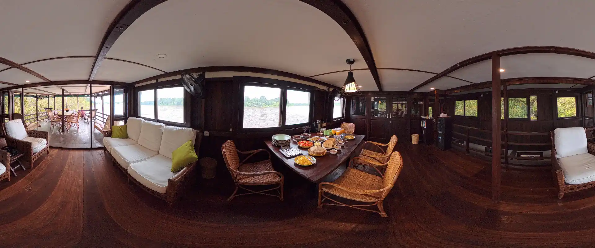 360 degree photo of dining area